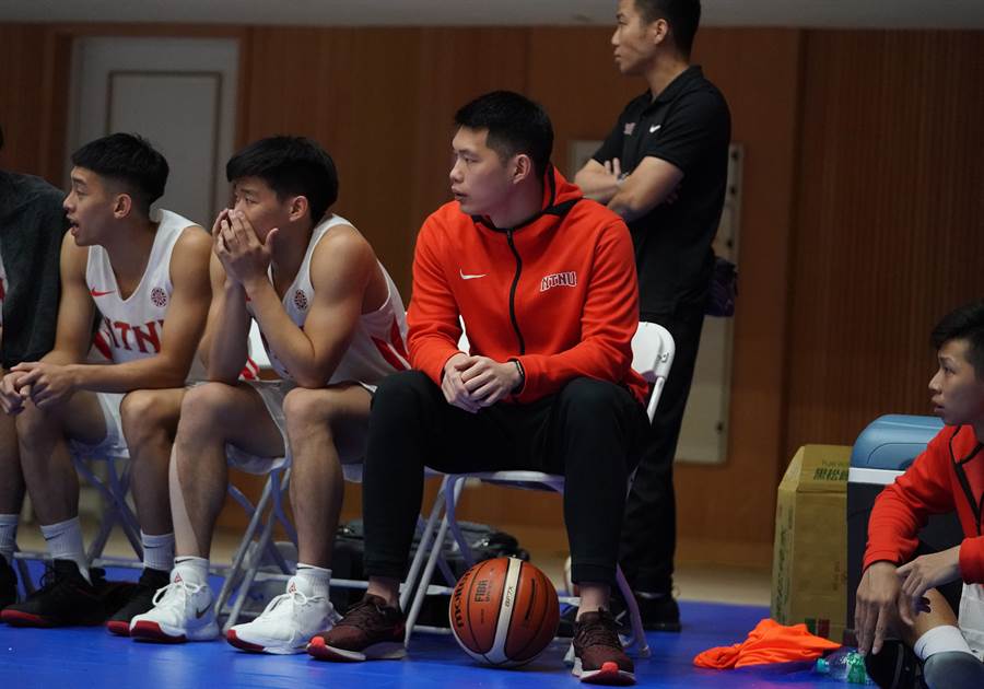 台灣師大男籃隊長周桂羽(前右二)腳踝受傷，將缺席新賽季前7場比賽。(大專體總提供/陳筱琳台北傳真)