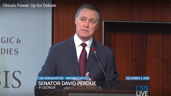 美參議員在華盛頓智庫CSIS發表演講時表示，一旦美國因各種原因必須協訪台灣，就必須向中大陸借錢才能應付軍事開支。（圖／Youtube截圖）