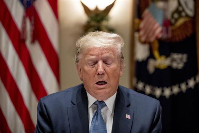 美國總統川普5日在白宮對聯合國安全理事會發表談話的神情。（美聯社）