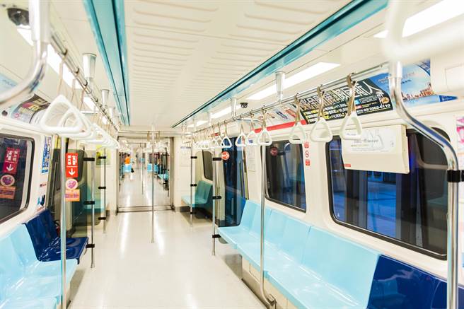 有民眾发现，捷运上一些年长者似乎都不坐博爱座，反而会选择一般座位，感到相当好奇。（图／Shutterstock）