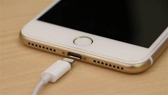 分析师预测，苹果有意在 2021 年的高阶 iPhone 中弃用 Lightning 连接埠，而且不是改成 USB-C，是採用全无线的设计，虽然还有约两年才有机会实现，现在看来仍是有点激进啊！(黄慧雯摄)