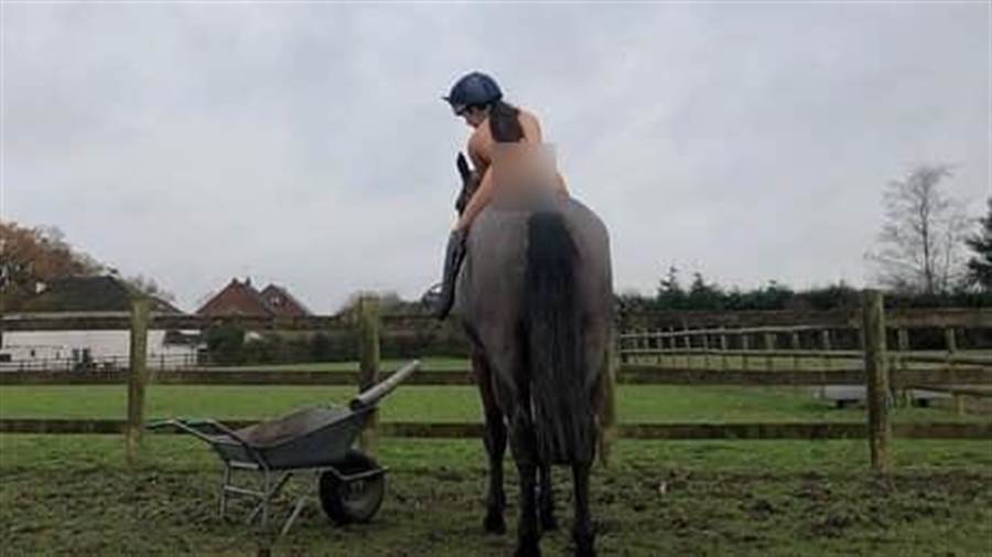 一名獸醫系的19歲正妹脫光了自己的衣服，全裸騎在馬上的照片引起網路轟動。她在事後承認，這確實是有意為之，並表示她的最終目的是希望能夠讓大家重視「騎馬時需戴安全帽的重要性」。(圖/取自Georgie Grace臉書)