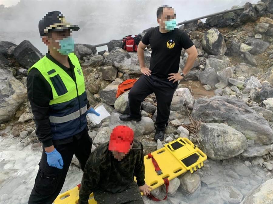 有民眾在焿子坪溫泉露頭管制區泡野溪溫泉，沒想到遭燙傷無法行走，幸得金山分局員警即刻救援，僅受輕傷。(新北市金山分局提供／張睿廷新北傳真)