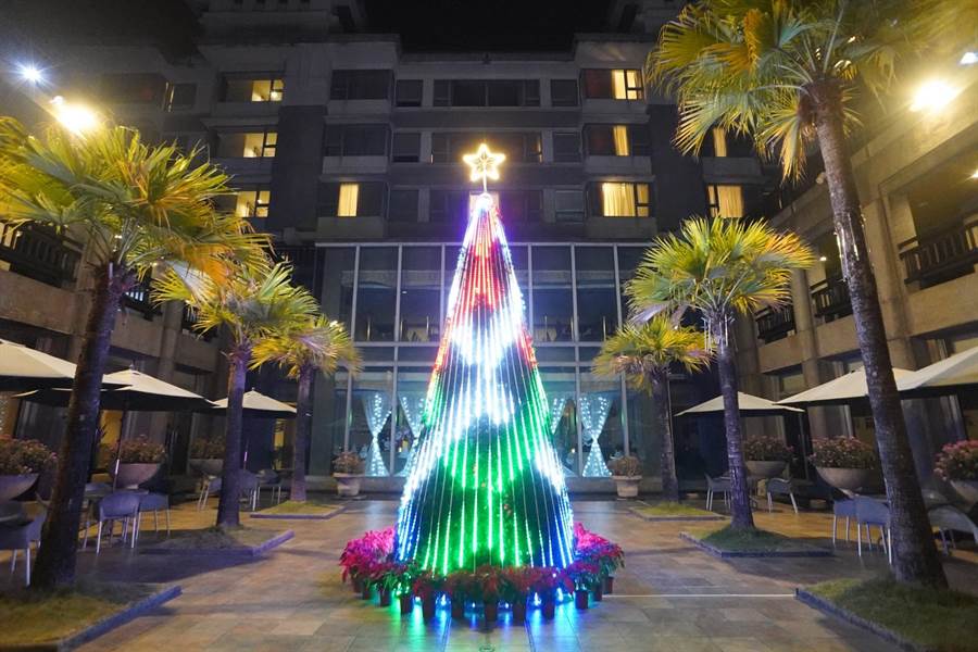 台糖尖山埤江南渡假村超大型「夢幻光雕聖誕樹」，裝設有近2萬顆LED光雕燈，色彩變化無窮。（江南渡假村提供／劉秀芬台南傳真）