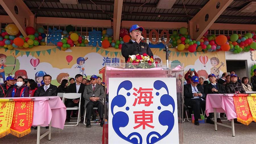 臺南市長黃偉哲參加海東國小百歲校慶，祝福師生健康快樂。（程炳璋攝）