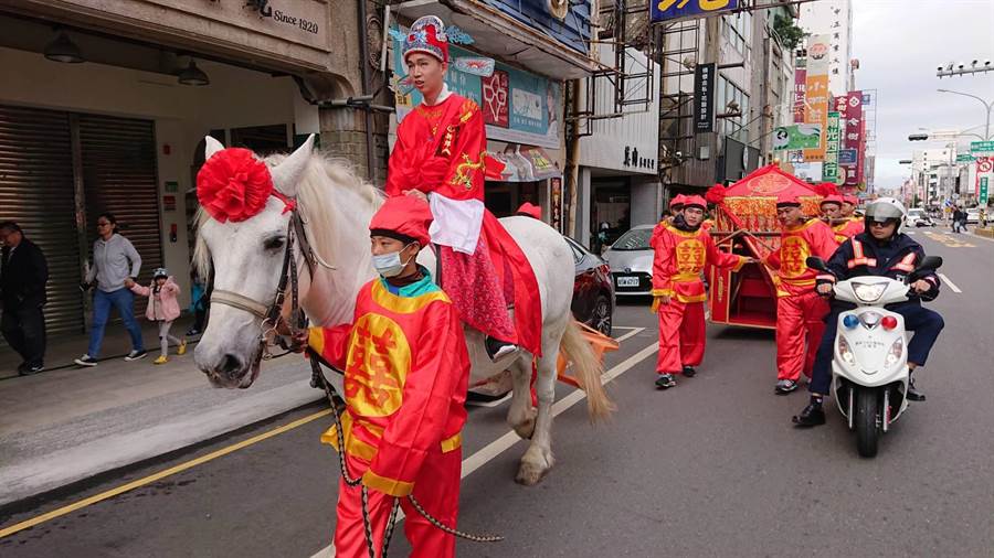 臺南市中西區街頭重現古禮迎親白馬花轎隊伍。（程炳璋攝）