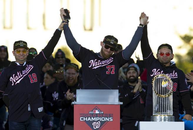 国民队先发投手史崔斯柏格(中)获选世界大赛MVP，然后跳脱合约成为自由球员。（美联社资料照）