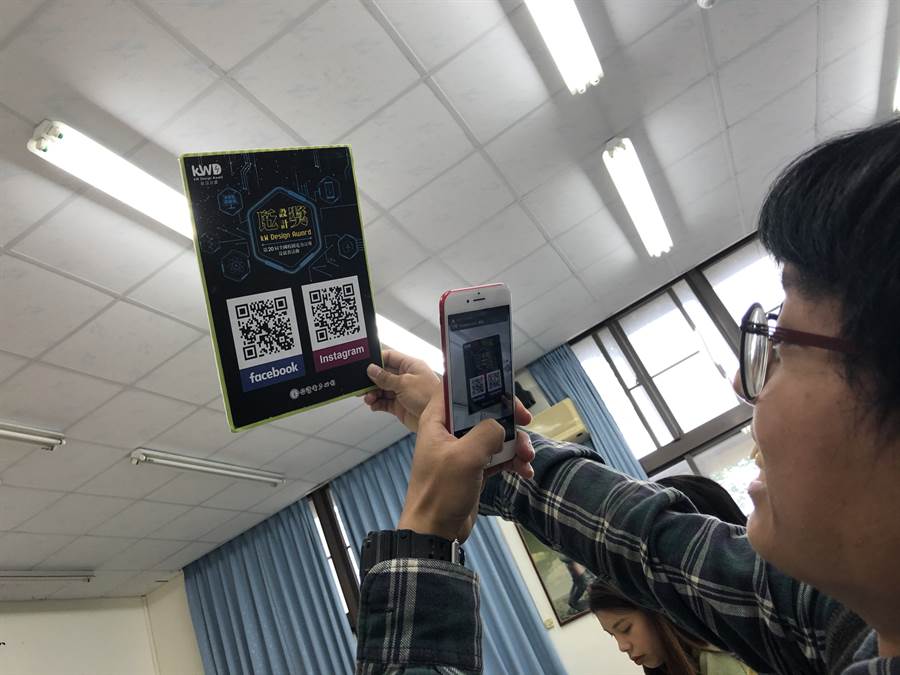 台東大學學生掃描QR code關注瓩設計獎。（黃帥傑攝）