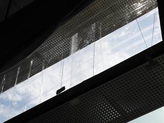台中市議會發生玻璃龜裂　　幸當時窗下無人