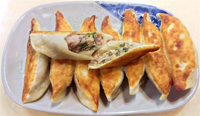 根据卫福部资料，锅贴一颗钠含量就有60毫克，吃多恐增加心臟负担。(示意图/报系资料照)