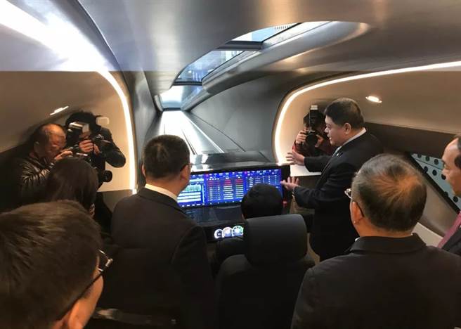 中车公司在杭州展出的高速磁浮列车实车，向媒体展示驾驶舱。（图／新浪网）