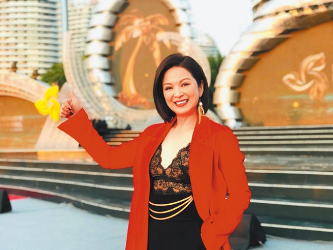 楊貴媚穿著一襲俐落的紅西裝出席海南島電影節閉幕式。（齊石傳播提供）