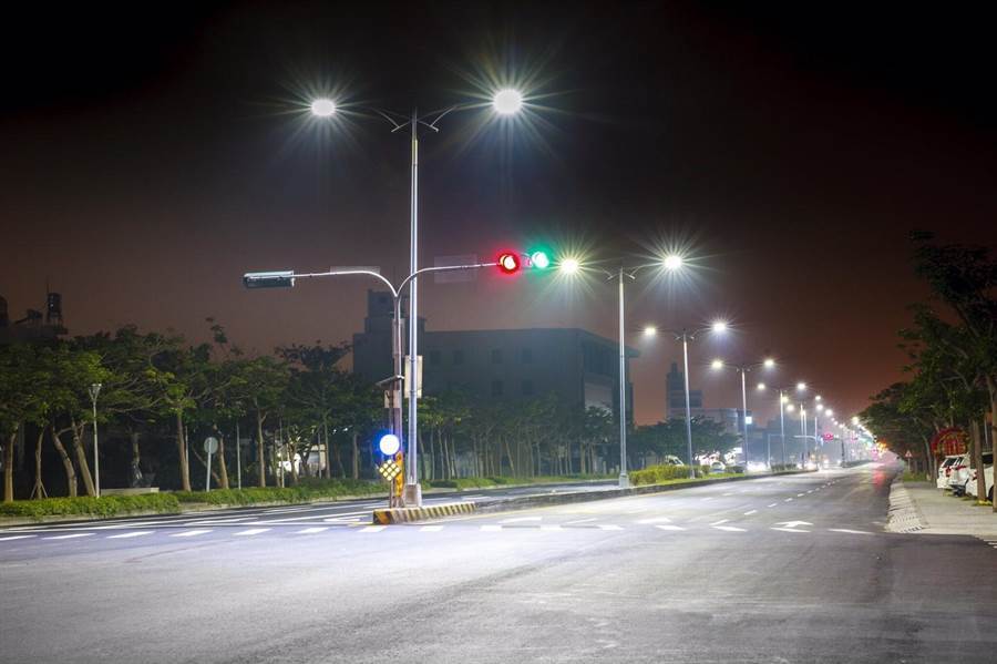 夜晚回家，為你提供照明的路燈總是路人的最好夥伴。圖為台中市府路燈汰換為較省電的LED路燈。（本報資料照／盧金足攝）