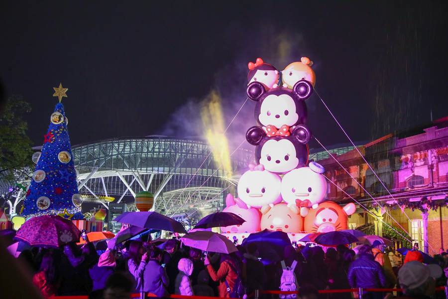 台中火車站前的店家對市府舉行「2019台中耶誕夢想世界」，吸引多量參觀人潮。（盧金足攝）