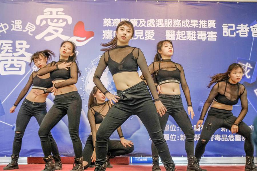 新竹縣「癮中遇見愛，醫起離毒害」成果宣導，義民高中學生開場表演熱舞。（羅浚濱攝）