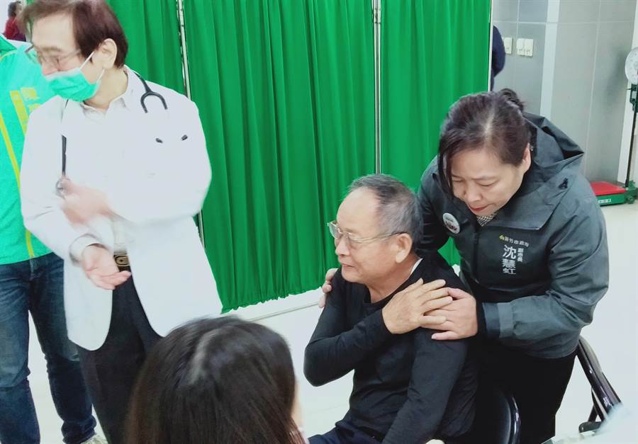 副市長沈慧虹陪同80歲羅爺爺第1次接種公費流感疫苗。（市府提供／羅浚濱新竹傳真）