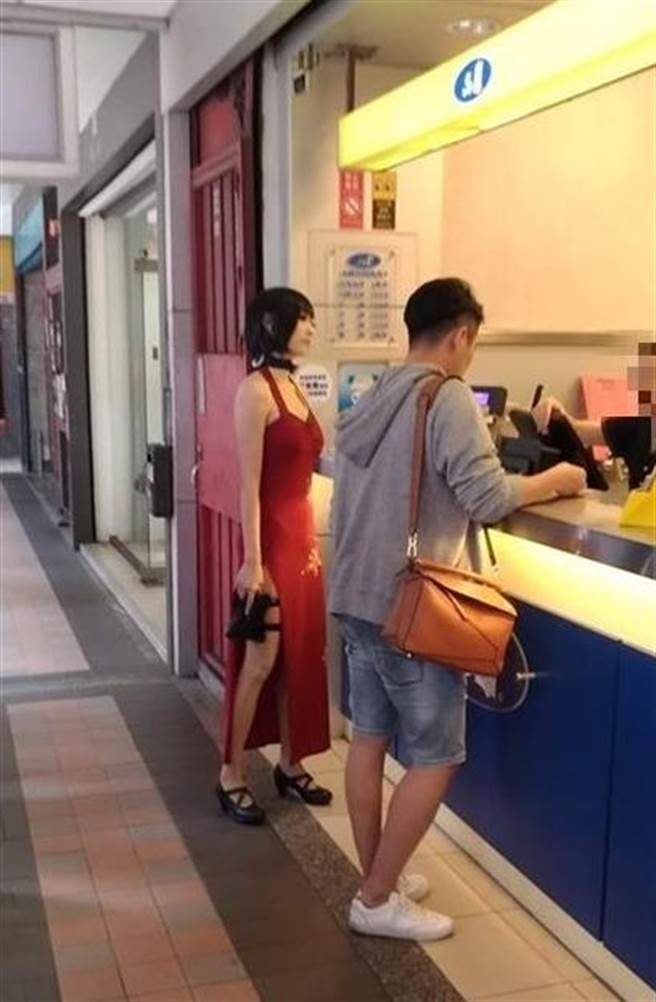 有网友在买饮料的时候巧遇一名超辣coser，忍不住拍下来上网分享。(图翻摄自FB/加藤军台湾粉丝团 2.0)