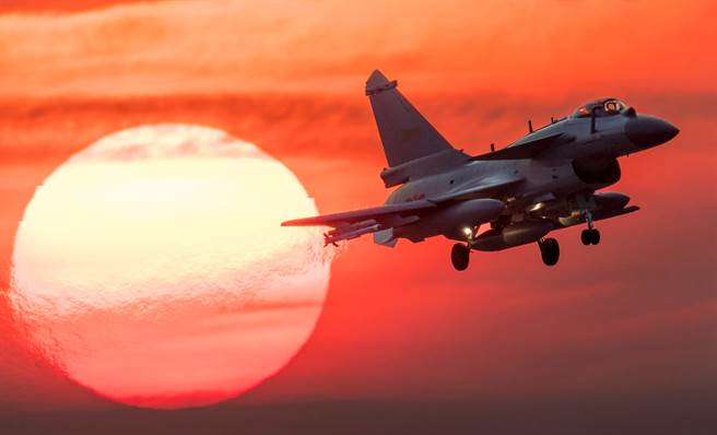 解放军空军歼-10C战机2019年11月7日进行飞行训练的画面。 （新华社） 