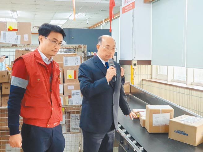 农委会主委陈吉仲（左）昨天上午到中华邮政台北邮件处理中心，视察进口邮包检疫作业。（陈人齐摄）
