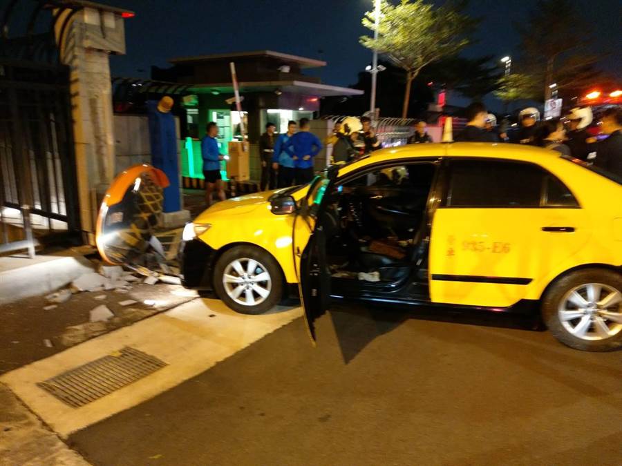 計程車今天傍晚撞上國防部衛哨外牆。（民眾提供／胡欣男台北傳真）