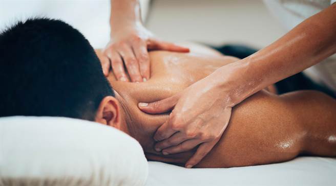 女友帮按摩爽到睡着 醒来一看不得了(示意图／达志影像)