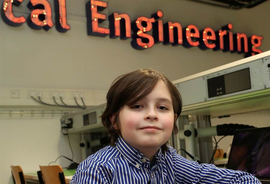 9歲天才西蒙斯11月20日在荷蘭埃因霍溫理工大學機電系館的留影。（路透）