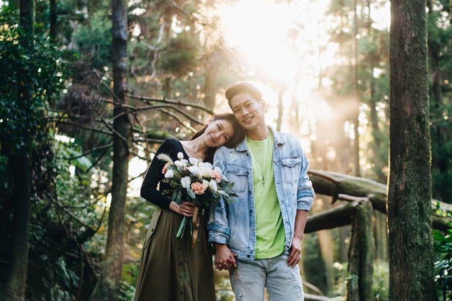 許孟哲（右）與趙孟姿高興成婚。（摘自趙孟姿臉書）