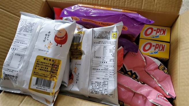女网友打开后，发现箱子里面没有保险套，全都是饼乾，让她傻眼 (图／翻摄自PTT)