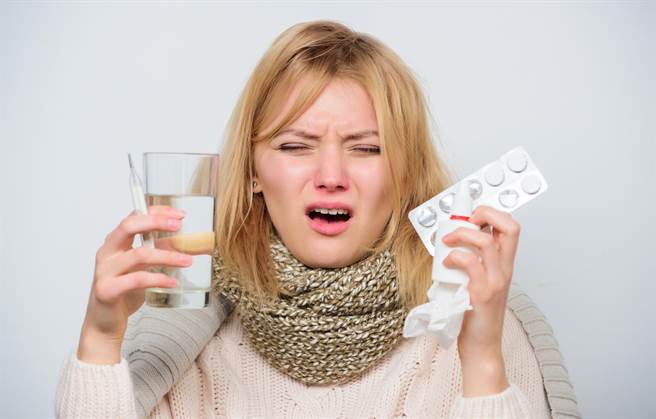 忽冷忽熱的天氣導致許多人出現感冒的症狀。（圖／Shutterstock）