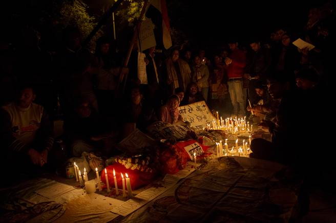 民眾在新德里点蜡烛祈求不要再有强暴案(图片取自/达志影像)