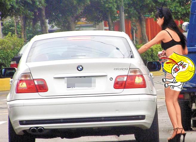 槟榔西施为了多拉客人，纵使寒流来袭，仍以清凉穿着抢生意。（示意图／本报系资料照片）