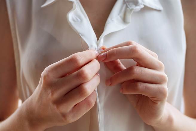 正妹镜子前自拍 钮扣爆开被看光(示意图/达志影像)