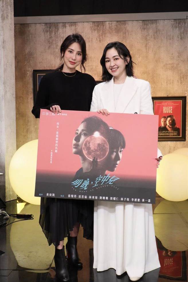 蔡灿得（右）、房思瑜宣传舞台剧《明晚，空中见》。（E!Studio艺镜到底提供）