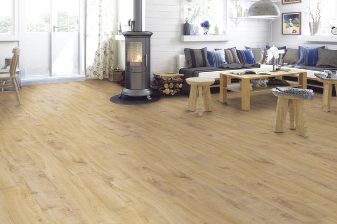 「白馬德國超耐磨木地板」精緻的觸感與手工刮擦的頂級紋理，讓消費者使用安心又放心。圖／白馬窯業提供