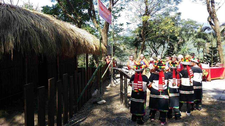 台灣原住民族文化園區舉行「卡那卡那富族」部落傳統家屋竣工儀式，部落耆老帶領族人祭祖祈福，並歡唱傳統歌舞。（潘建志攝）