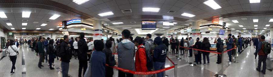 松山機場排隊退票人潮。（記者張鎧乙攝影）