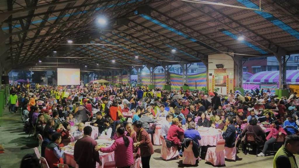 員林廣寧樂善團千人圍爐，每年都邀請超過千名低收、弱勢家庭成員，在歲末年終一起享用溫暖的團圓飯。（謝瓊雲攝）