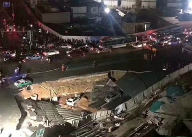 廈門地鐵地面大面積塌陷，數部汽車掉落，車內人員已逃離獲救，具體傷亡數字仍未通報。（圖／微博）