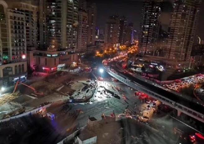廈門地鐵呂厝站大片路面崩塌，有多車陷入，至凌晨仍無傷亡報告。（圖／微博）