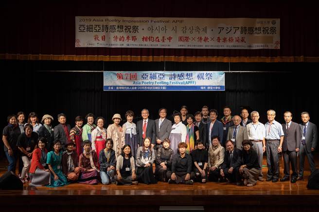 2019「亞細亞詩感想祝祭」登場，來自韓國、臺灣、日本等國，約100位詩人齊聚靜宜大學，共享詩歌發表盛會。（陳世宗攝）