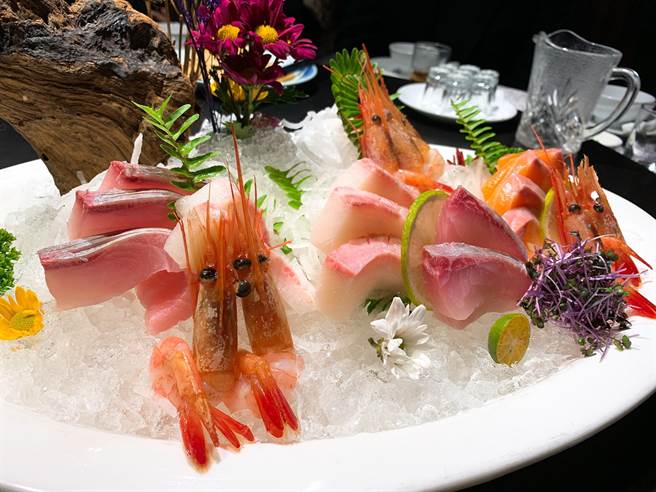 虾头到底能不能吃？营养师表示，大虾身上真正该挑掉的是虾腮和虾肠。(示意图/尉迟佩玉摄)