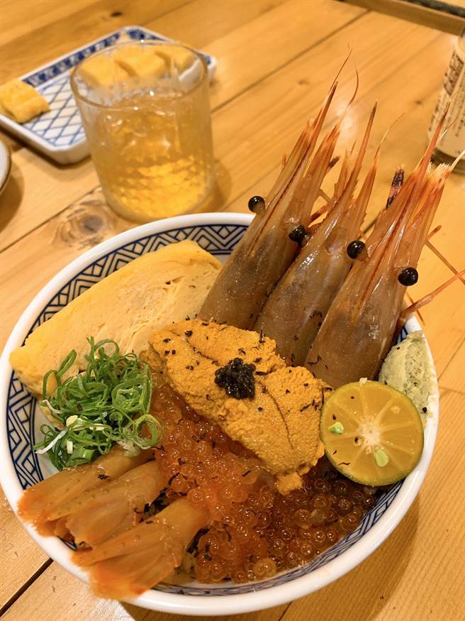 虾头里面黄色的东西，其实不是虾的排泄物，而是虾的卵巢。(示意图/尉迟佩玉摄)