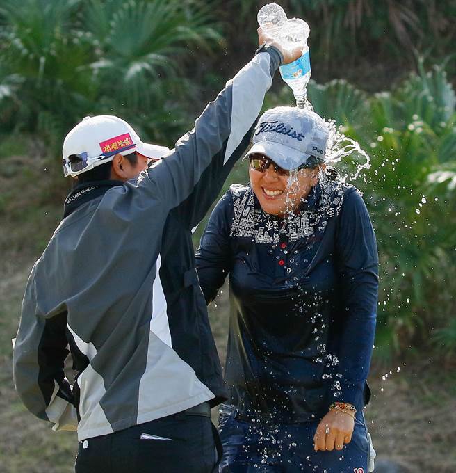 林子麒在奪得台灣大哥大女子高球賽冠軍到手後，好友們為她灑水慶祝。(台灣大哥大提供)
