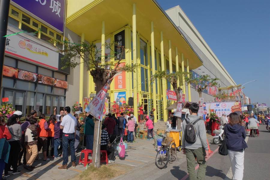 雲林沿海再見電影院，吸引上千排隊人潮。（張朝欣攝）