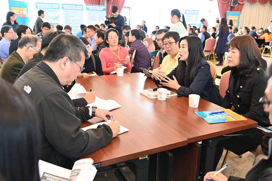 本次論壇首次採用「世界咖啡屋」的形式，由各高中、大學代表一起對話。(吳亮賢攝)