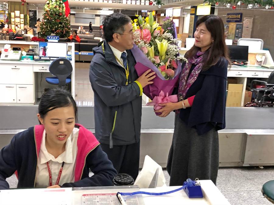 金門航空站主任洪念慈（左）希望遠航可以走過難關，很快重新再站起來。右為遠航金門站長王玉靜。（李金生攝）