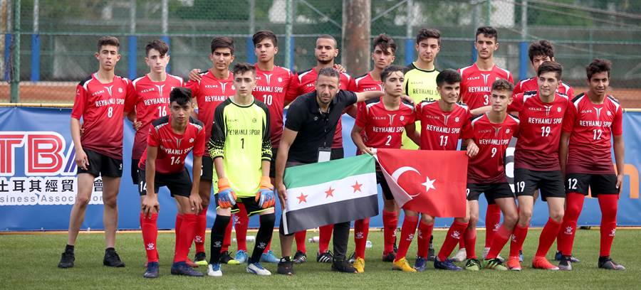 土耳其雷漢勒市府足球隊有一半土耳其人、一半敘利亞難民，賽後全隊拿著土耳其與敘利亞國旗在場邊合照。（李弘斌攝）