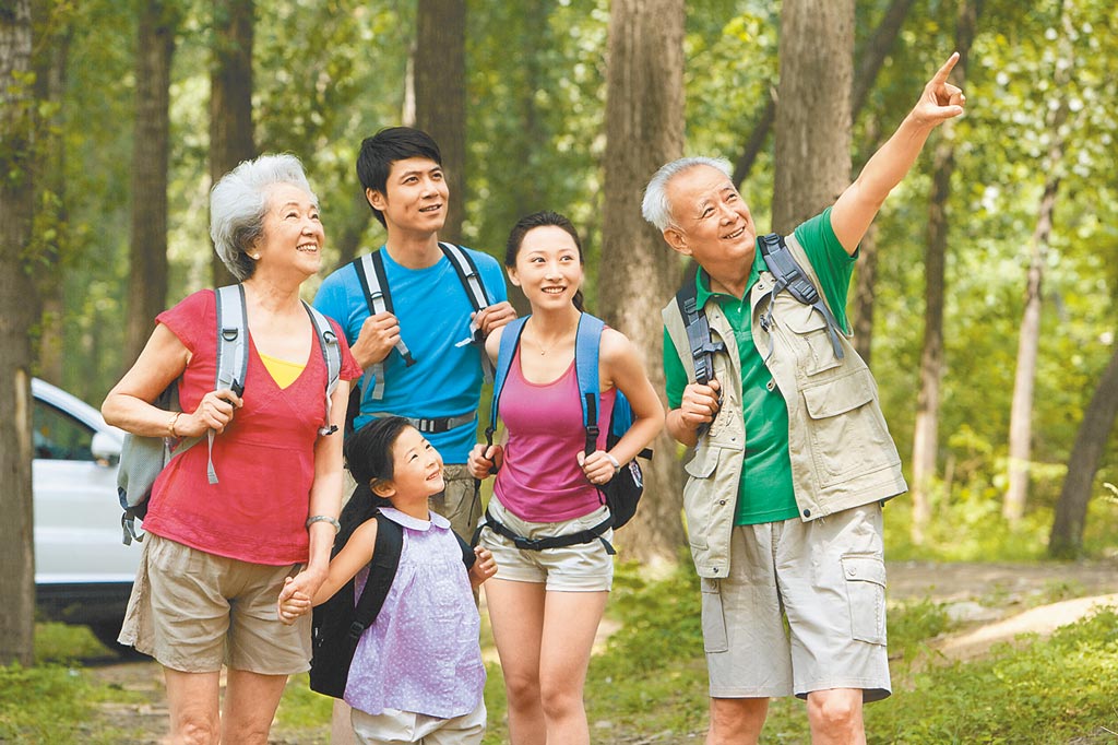 國人平均退休年齡延後至61.3歲，壽險公司認為，除了生活所需，富裕的退休生活還包括旅遊、娛樂、含飴弄孫以及足夠的醫療準備。（全球人壽提供）