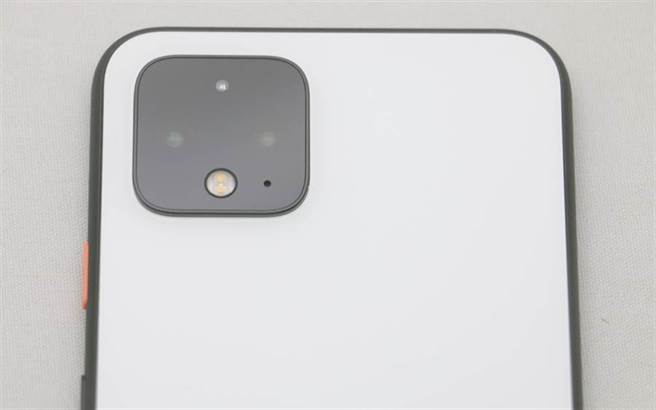 Google Pixel 4就是白款式。(黄慧雯摄)
