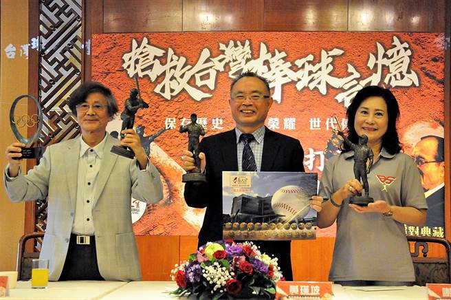 雕塑家蒲浩明（左起）、棒球名人堂协会理事长黄瑛坡、徐生明棒球发展协会理事长谢荣瑶，共同呼吁热心人士捐款协助保存棒球文化。（台湾棒球名人堂协会提供／廖德修台北传真）
